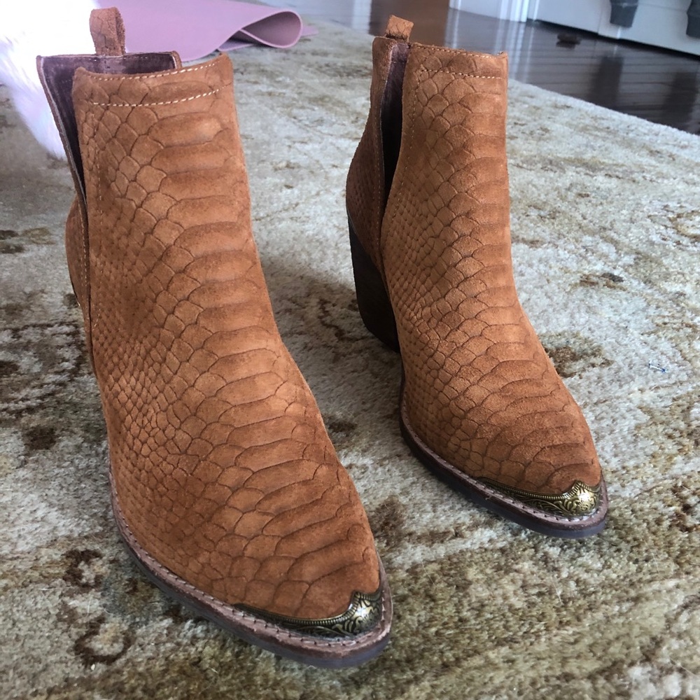 Jeffrey Campbell 7.5 tan Suede Cromwell booties